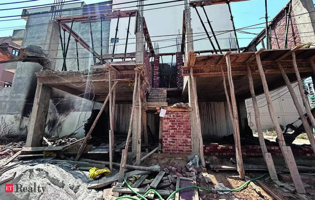 Violations Rampant In Colony Off Gcr; 8 Bldgs & 250 Jhuggis Razed In Joint Op, ET RealEstate